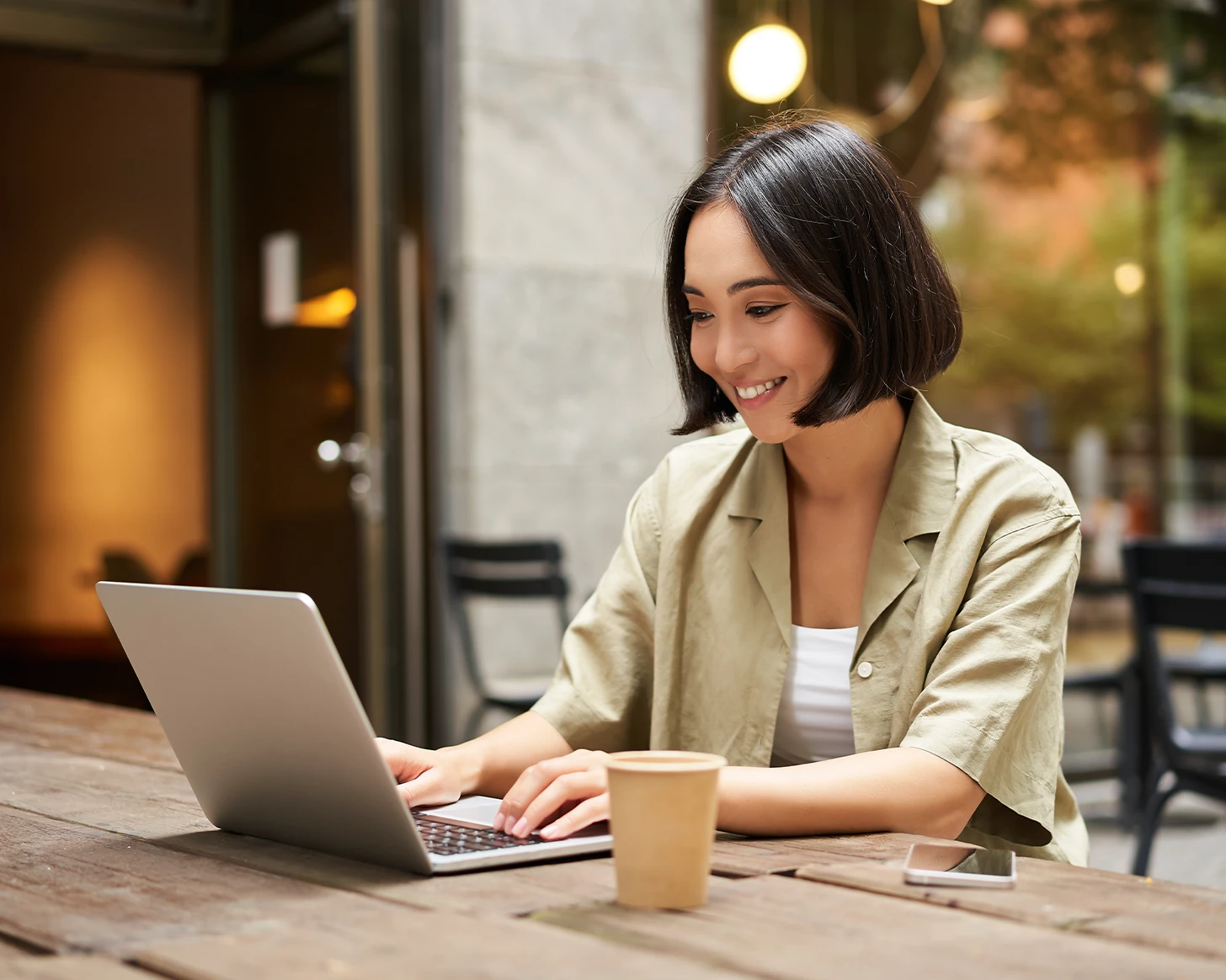 Interfaz de plataforma de gestión de contratos impulsada por IA mostrando contratos inteligentes y firmas digitales